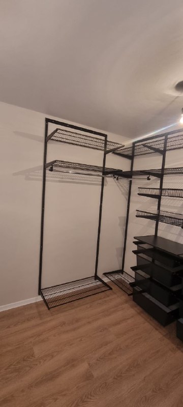 Чёрная П-образная гардеробная с выдвижными корзинами, ~2,4×2 м, фото 1