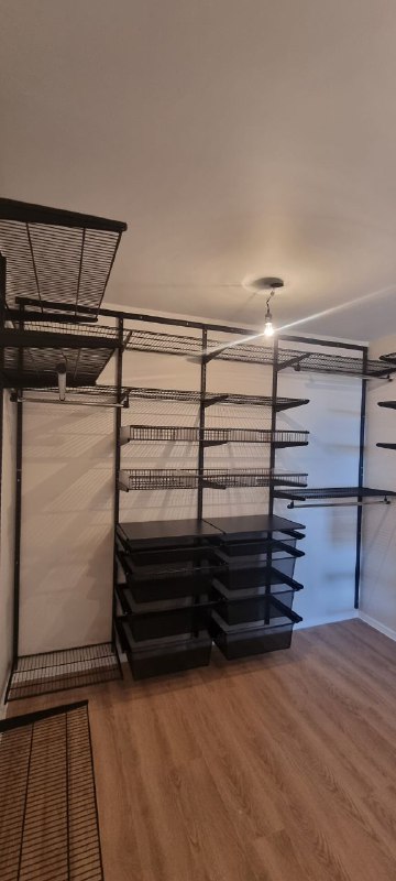 Чёрная П-образная гардеробная с выдвижными корзинами, ~2,4×2 м, фото 2