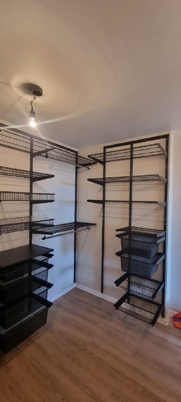 Чёрная П-образная гардеробная с выдвижными корзинами, ~2,4×2 м, фото 3