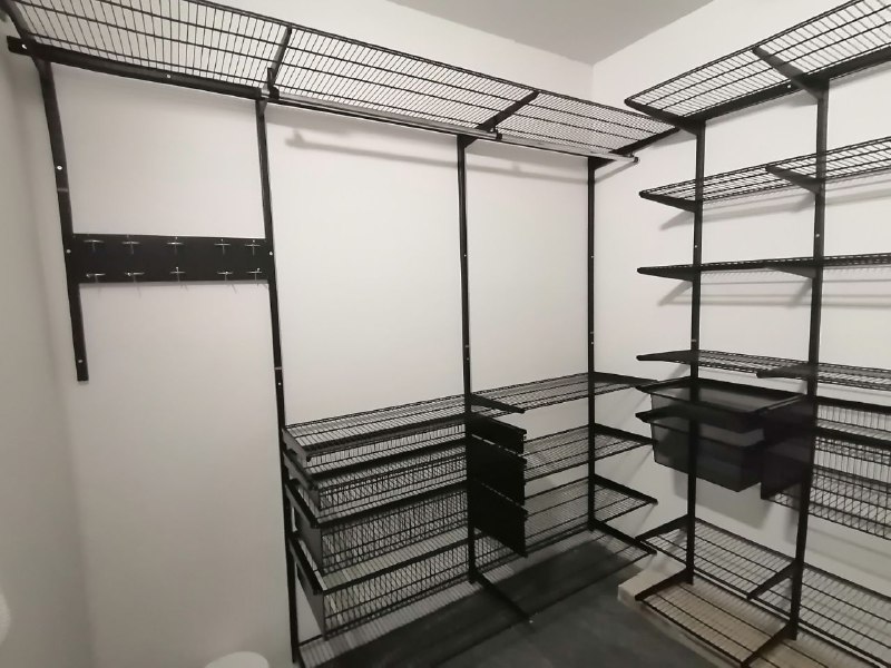 Чёрная П-образная гардеробная с выдвижными корзинами, ~2,4×2,2 м, фото 1