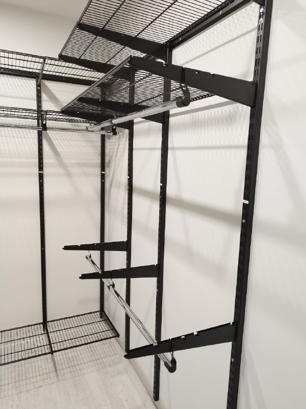 Чёрная П-образная гардеробная с выдвижными корзинами, ~1,8×2 м, фото 1