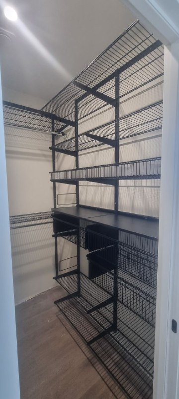 Чёрная П-образная гардеробная с выдвижными корзинами, ~1,7×2 м, фото 3