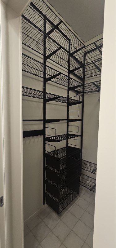 Чёрная П-образная гардеробная с выдвижными корзинами, ~1,9×2,1 м, фото 3