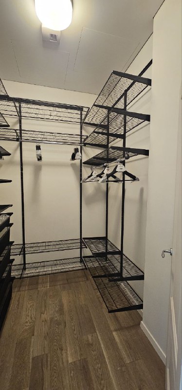Чёрная П-образная гардеробная с выдвижными корзинами, ~2,4×1,8 м, фото 2