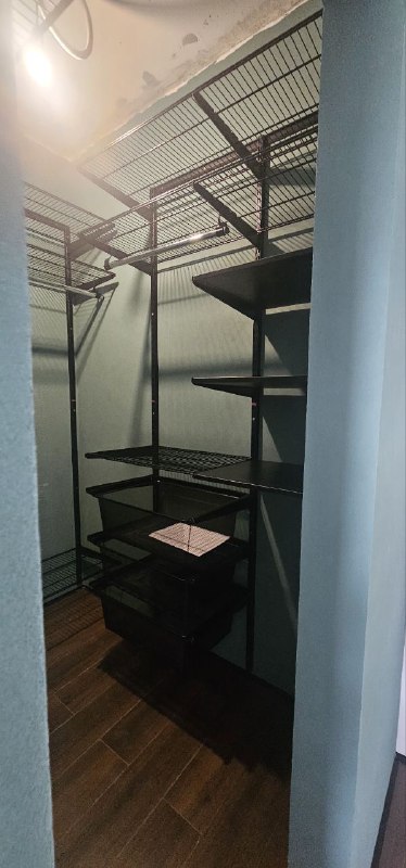 Чёрная П-образная гардеробная с выдвижными корзинами, ~1,4×1,8 м, фото 2