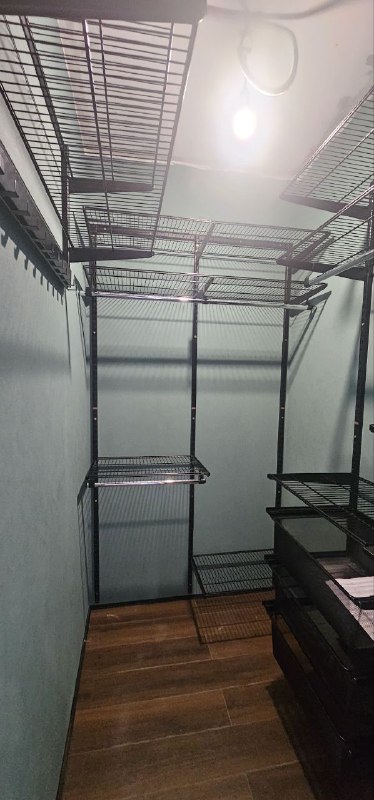 Чёрная П-образная гардеробная с выдвижными корзинами, ~1,4×1,8 м, фото 3