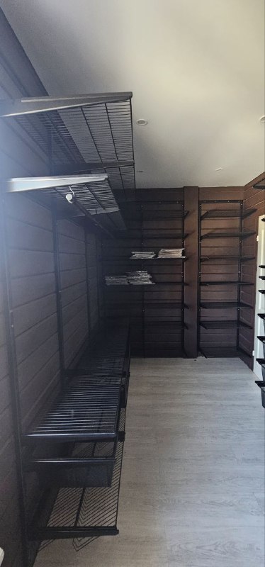 Чёрная П-образная гардеробная с выдвижными корзинами, ~2,4×3,2 м, фото 1