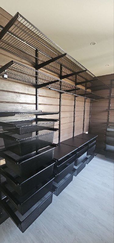 Чёрная П-образная гардеробная с выдвижными корзинами, ~2,4×3,2 м, фото 2