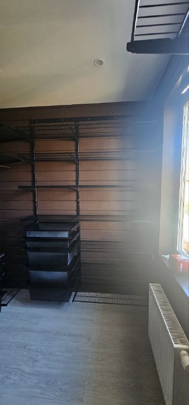 Чёрная П-образная гардеробная с выдвижными корзинами, ~2,4×3,2 м, фото 3