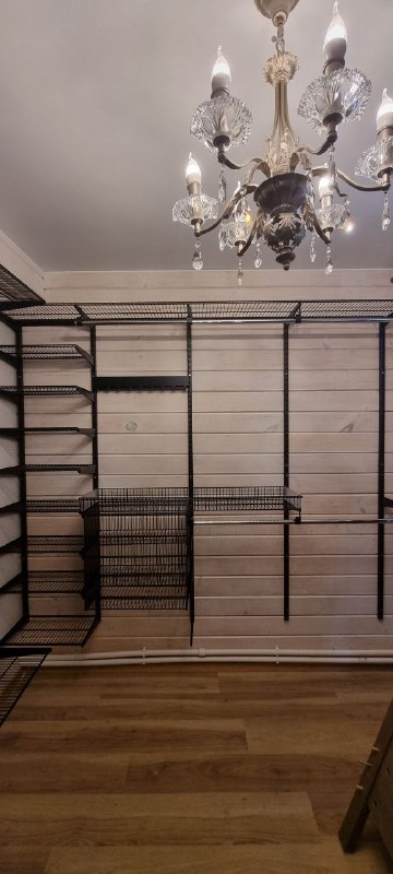Чёрная П-образная гардеробная с выдвижными корзинами, фото 1