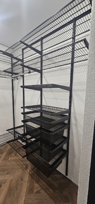 Чёрная П-образная гардеробная с выдвижными корзинами, ~1,8×2,1 м, фото 2