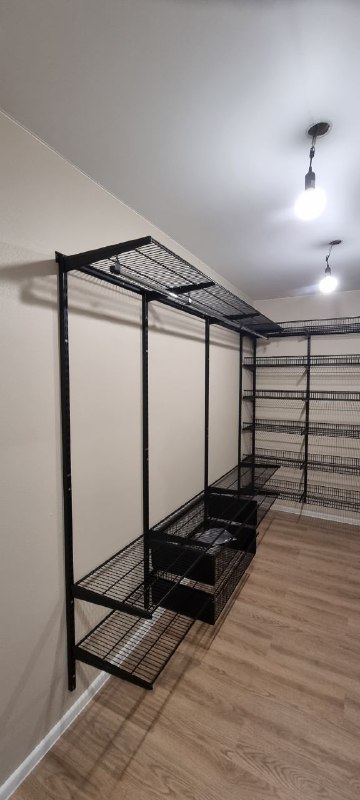 Чёрная П-образная гардеробная с выдвижными корзинами, ~2×3,1 м, фото 1