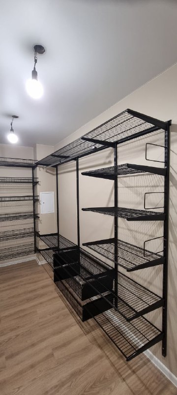 Чёрная П-образная гардеробная с выдвижными корзинами, ~2×3,1 м, фото 3
