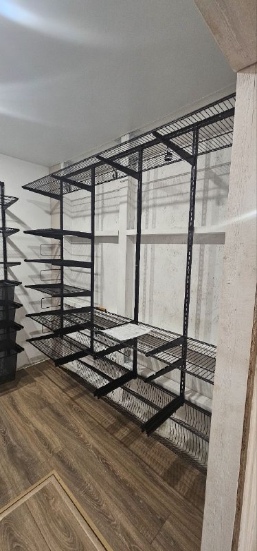 Чёрная П-образная гардеробная с выдвижными корзинами, ~1,8×2,4 м, фото 1