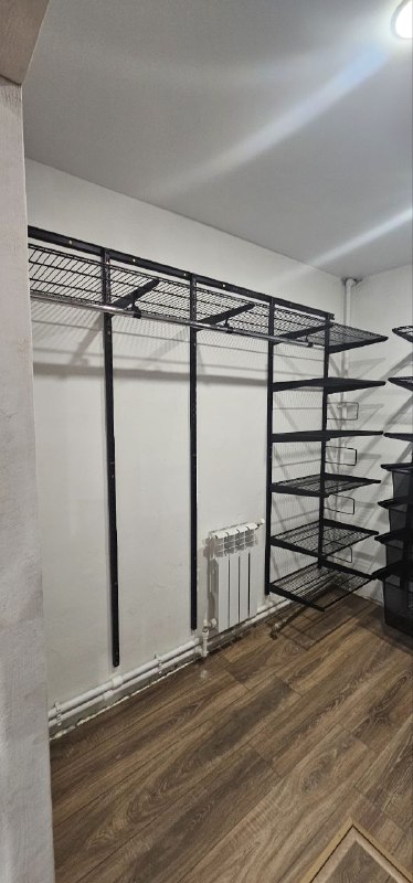 Чёрная П-образная гардеробная с выдвижными корзинами, ~1,8×2,4 м, фото 2