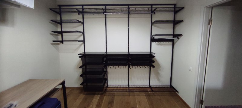 Чёрная П-образная гардеробная с выдвижными корзинами, ~3×2,3 м, фото 1