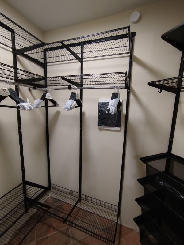 Чёрная П-образная гардеробная с выдвижными корзинами, ~1,5×2 м, фото 4