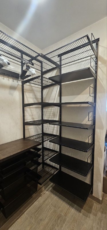 Чёрная П-образная гардеробная с выдвижными корзинами, ~2×2,1 м, фото 1