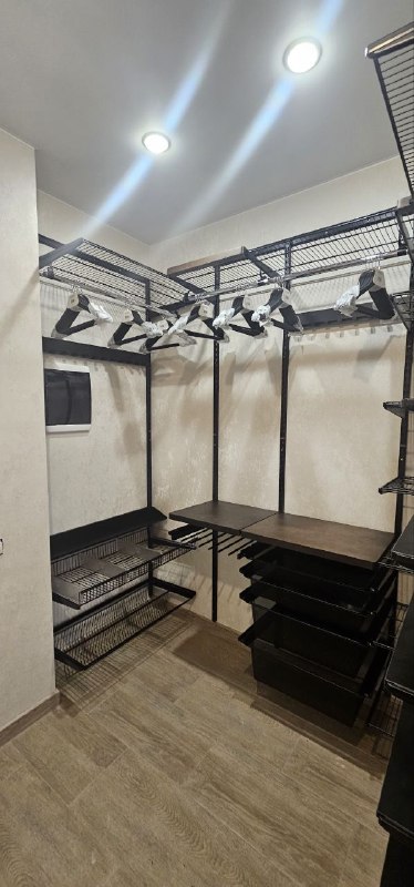 Чёрная П-образная гардеробная с выдвижными корзинами, ~2×2,1 м, фото 2