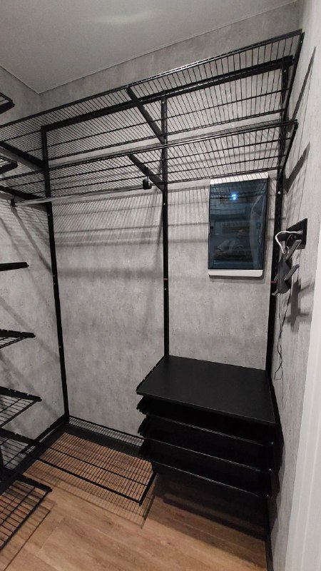 Чёрная П-образная гардеробная с выдвижными корзинами, ~1,5×2 м, фото 2