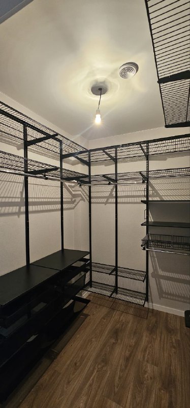 Чёрная П-образная гардеробная с выдвижными корзинами, ~1,8×2,5 м, фото 1
