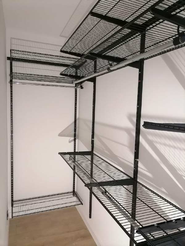 Чёрная П-образная гардеробная с выдвижными корзинами, ~1,4×2,2 м, фото 1