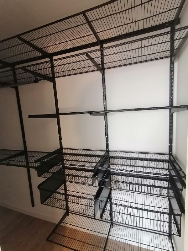 Чёрная П-образная гардеробная с выдвижными корзинами, ~1,4×2,2 м, фото 2