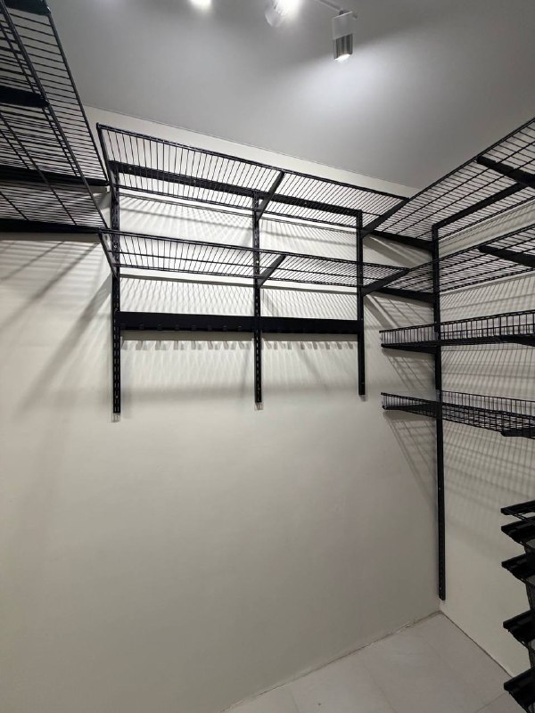 Чёрная П-образная гардеробная с выдвижными корзинами, ~1,5×2 м, фото 3