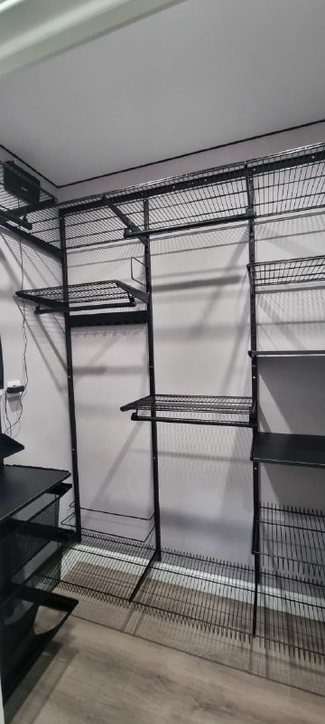 Чёрная П-образная гардеробная с выдвижными корзинами, ~2,4×2 м, фото 4