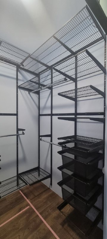 Чёрная П-образная гардеробная с выдвижными корзинами, ~1,3×2,1 м, фото 1