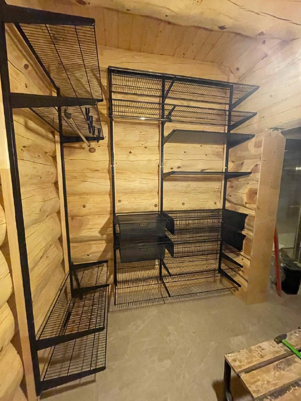 Чёрная П-образная гардеробная с выдвижными корзинами, ~2,3×2,2 м, фото 1