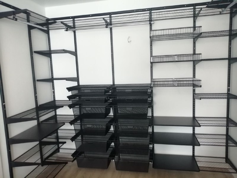 Чёрная П-образная гардеробная с выдвижными корзинами, ~3×2 м, фото 2