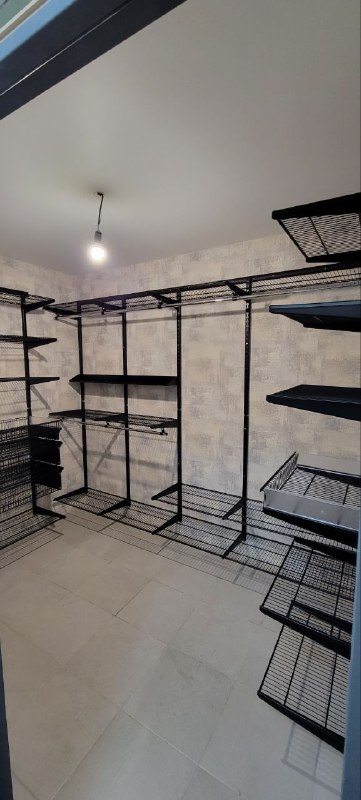 Чёрная П-образная гардеробная с выдвижными корзинами, ~2,7×2 м, фото 1