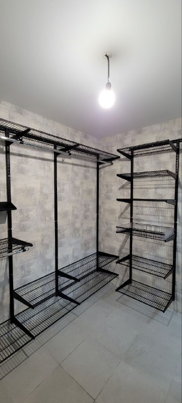 Чёрная П-образная гардеробная с выдвижными корзинами, ~2,7×2 м, фото 2