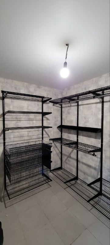 Чёрная П-образная гардеробная с выдвижными корзинами, ~2,7×2 м, фото 3