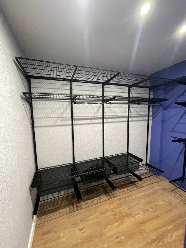 Чёрная П-образная гардеробная с выдвижными корзинами, ~2,7×2,2 м, фото 2