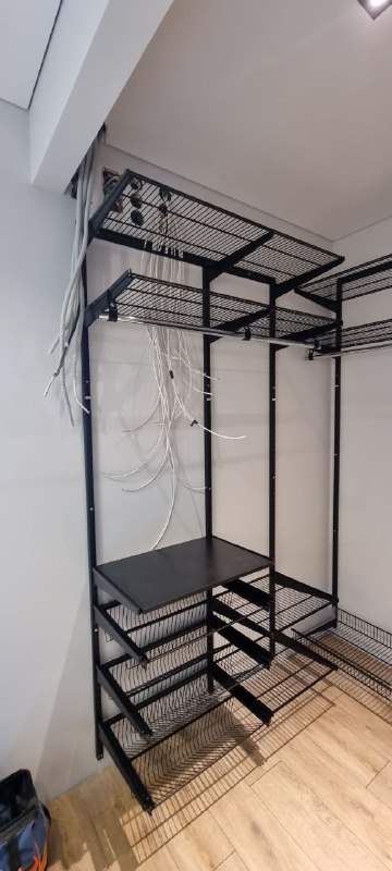 Чёрная П-образная гардеробная с выдвижными корзинами, ~2,4×2,8 м, фото 1