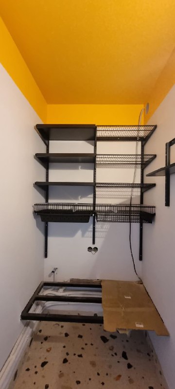 Чёрная П-образная гардеробная с выдвижными корзинами, ~2,4×2,8 м, фото 5