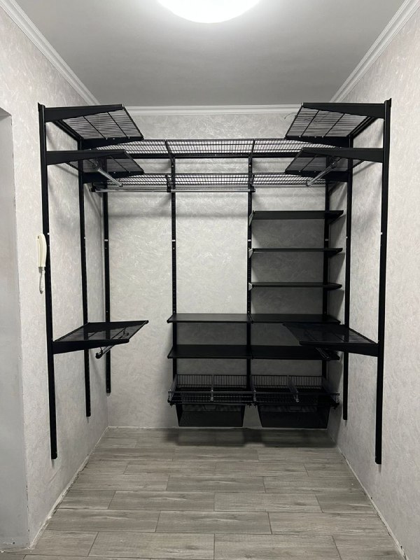 Чёрная П-образная гардеробная с выдвижными корзинами, ~2×1,8 м, фото 1