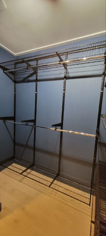 Чёрная П-образная гардеробная с выдвижными корзинами, ~2,4×2,1 м, фото 1