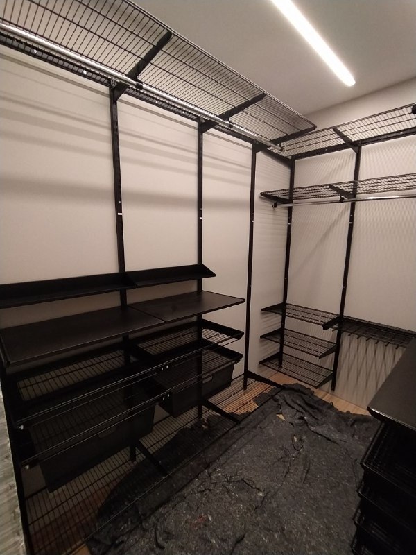 Чёрная П-образная гардеробная с выдвижными корзинами, ~2,4×2 м, фото 2