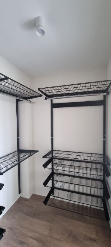 Чёрная П-образная гардеробная с выдвижными корзинами, ~2,7×2 м, фото 3