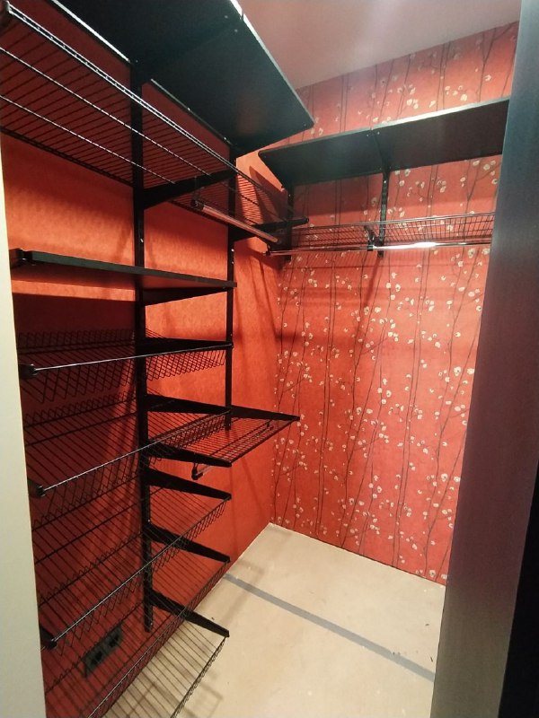 Чёрная П-образная гардеробная с выдвижными корзинами, ~2,7×2 м, фото 3