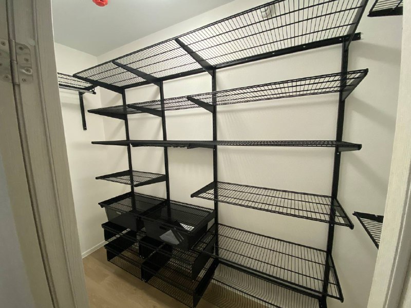 Чёрная П-образная гардеробная с выдвижными корзинами, ~2×1,8 м, фото 1