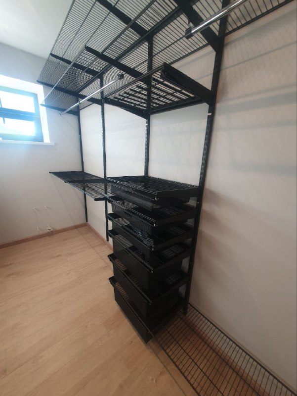 Чёрная П-образная гардеробная с выдвижными корзинами, ~1,8×2,7 м, фото 2