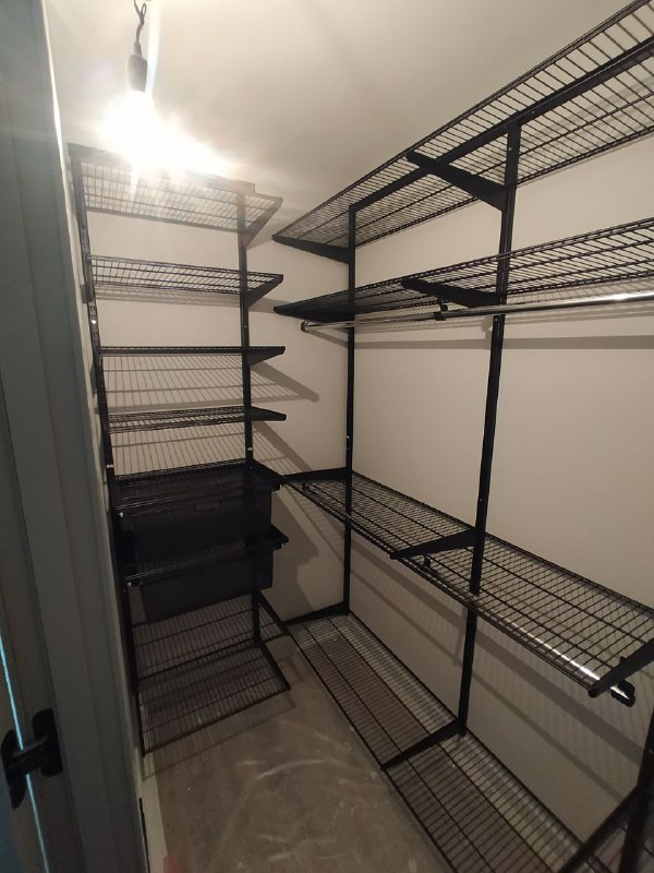 Чёрная П-образная гардеробная с выдвижными корзинами, ~2,4×1,8 м, фото 3