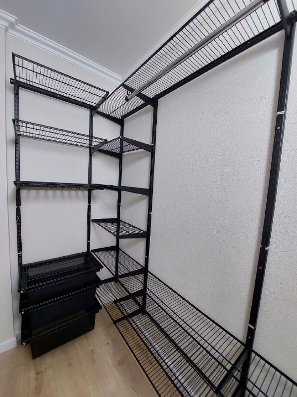 Чёрная П-образная гардеробная с выдвижными корзинами, ~2,4×2,1 м, фото 2