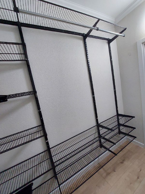 Чёрная П-образная гардеробная с выдвижными корзинами, ~2,4×2,1 м, фото 4