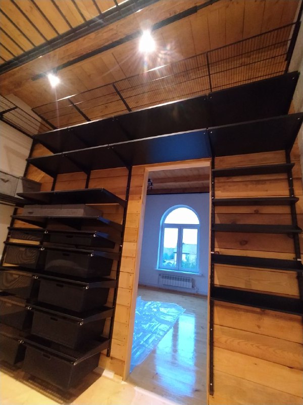 Чёрная П-образная гардеробная с выдвижными корзинами, ~2×3 м, фото 1