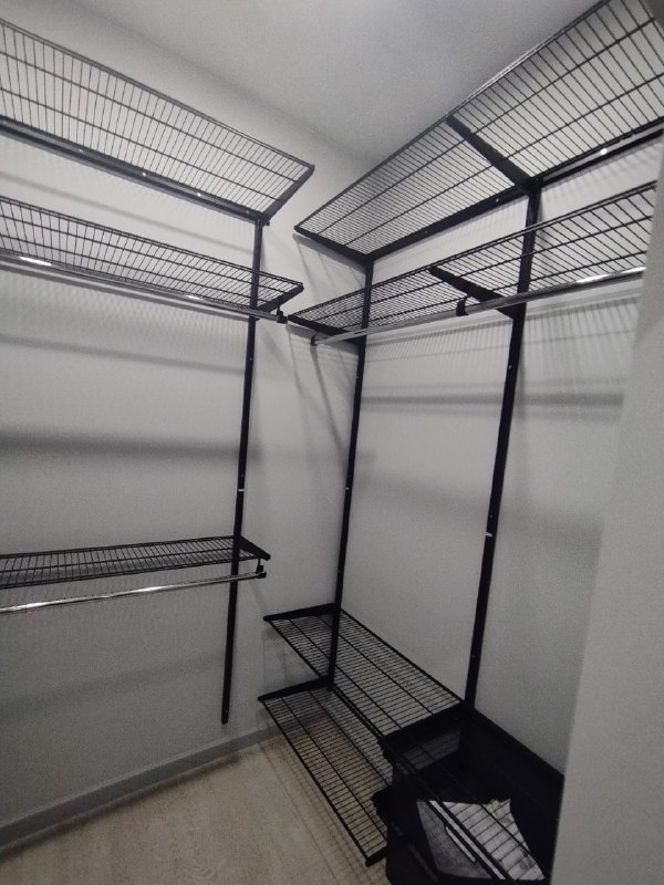 Чёрная П-образная гардеробная с выдвижными корзинами, ~2,4×2 м, фото 3